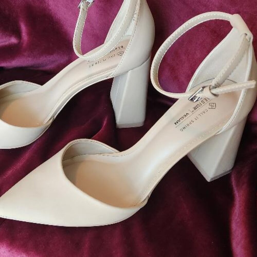 CALL IT SPRING Natural ankle strap gold buckle pointed toe chunky heels sz;8.5